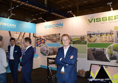 Daan van Eeuwijk (Visser Horti Systems) op de gedeelde stand met Visser Fresh Produce